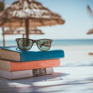 Libri e occhiali da sole