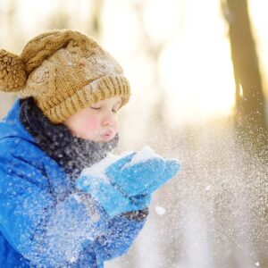 Per mantenere i bambini sempre asciutti sulla neve, devi vestirli a strati